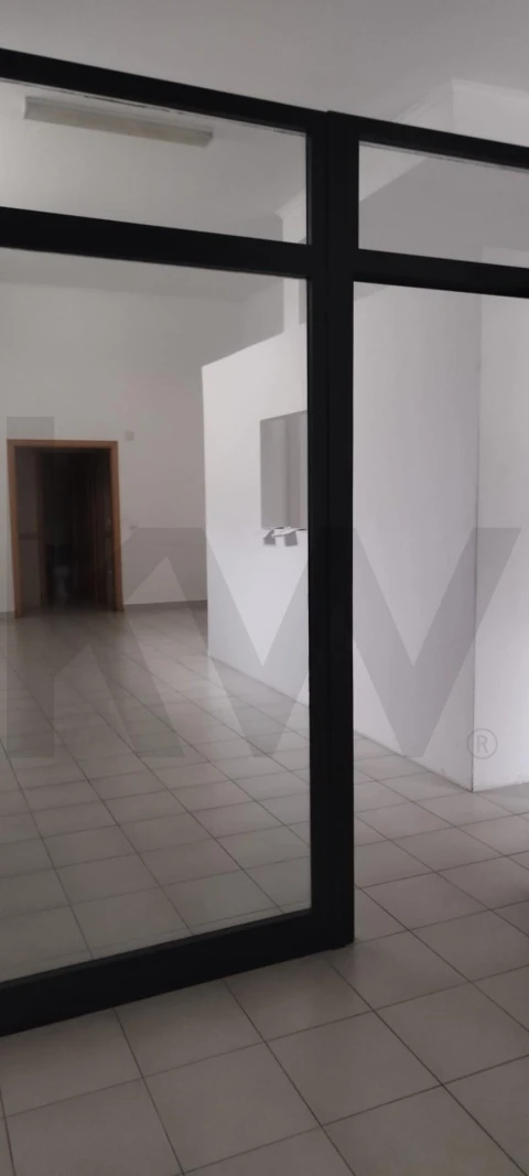 Loja para Arrendamento em Mina de Água