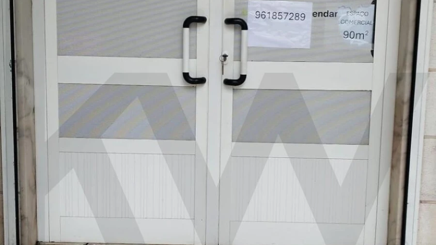 Loja para Arrendamento em Mina de Água