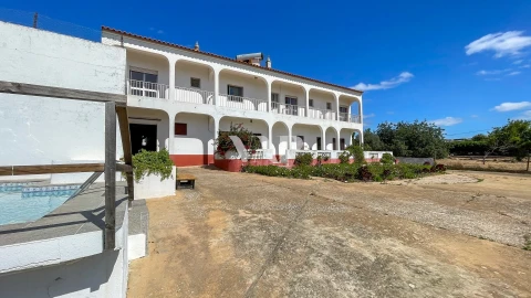 Moradia T8 para Venda em Quarteira