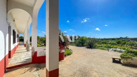 Moradia T8 para Venda em Quarteira