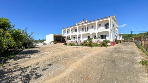 Moradia T8 para Venda em Quarteira