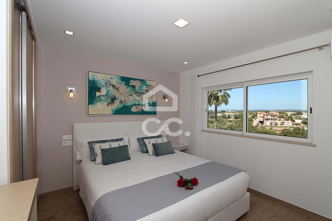 Moradia T4 para Venda em Armação de Pera Foto 19