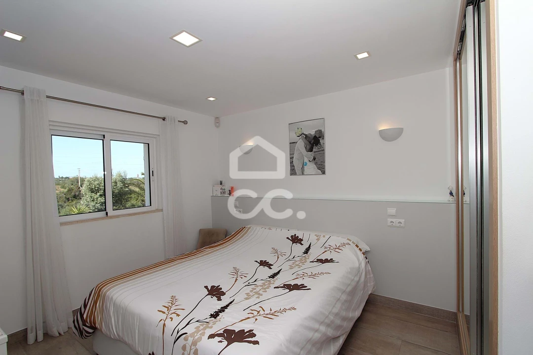 Moradia T4 para Venda em Armação de Pera Foto 15