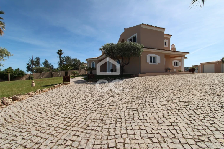 Moradia T4 para Venda em Armação de Pera Foto 2