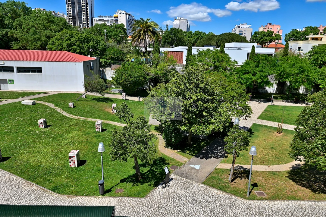 Apartamento T2 para Venda em Alvalade Foto 6