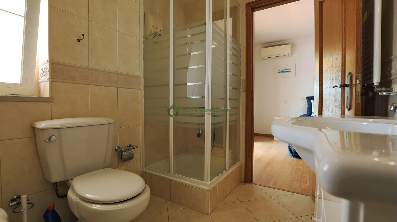 Moradia T4 para Venda em Quarteira Foto 19