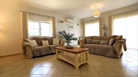 Moradia T4 para Venda em Quarteira