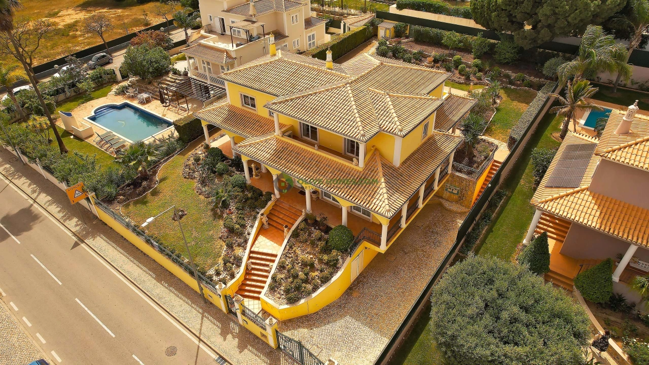 Moradia T4 para Venda em Quarteira Foto 1