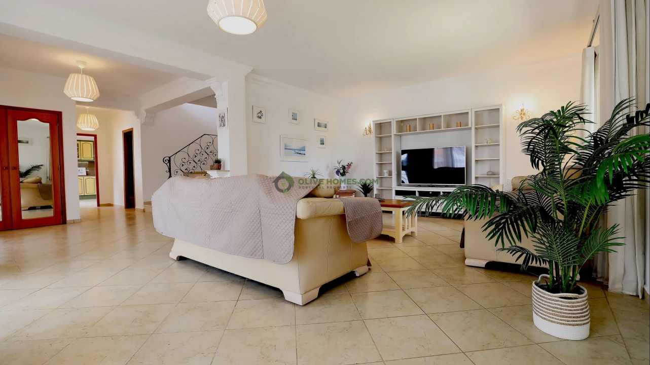 Moradia T4 para Venda em Quarteira Foto 7