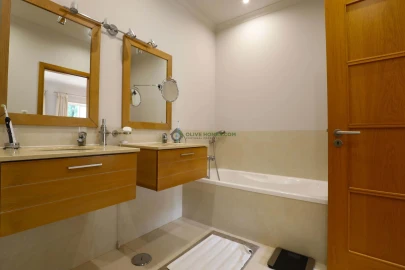 Moradia T4 para Venda em Quarteira