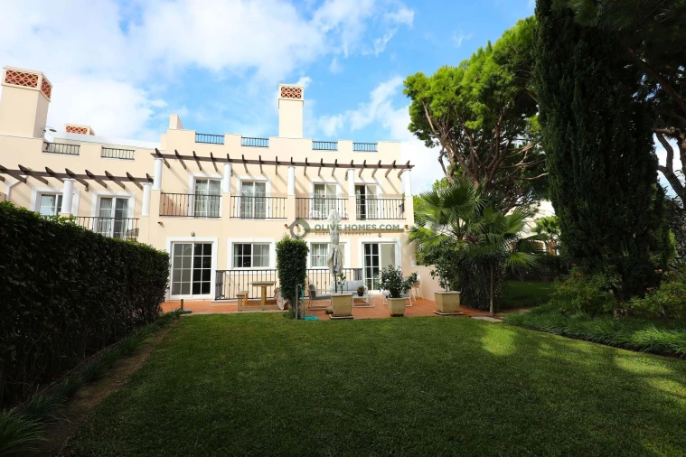 Moradia T4 para Venda em Quarteira Foto 2