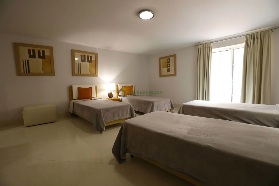 Moradia T4 para Venda em Quarteira Foto 41