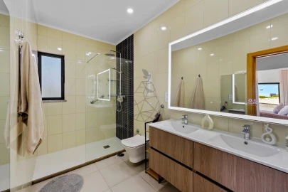 Moradia T4 para Venda em Mexilhoeira Grande