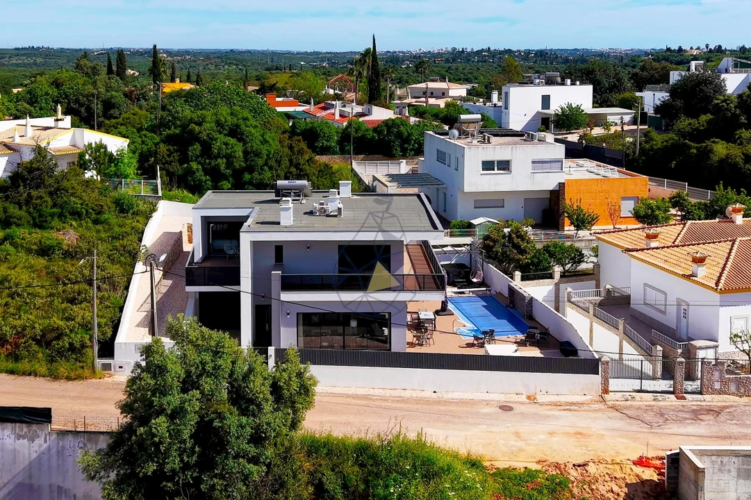 Moradia T4 para Venda em Mexilhoeira Grande Foto 4