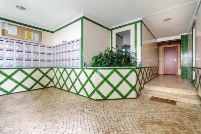 Apartamento T4 para Venda em Santo António dos Cavaleiros e Frielas