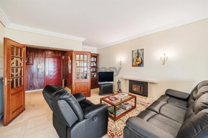 Apartamento T3 para Venda em Carnaxide e Queijas