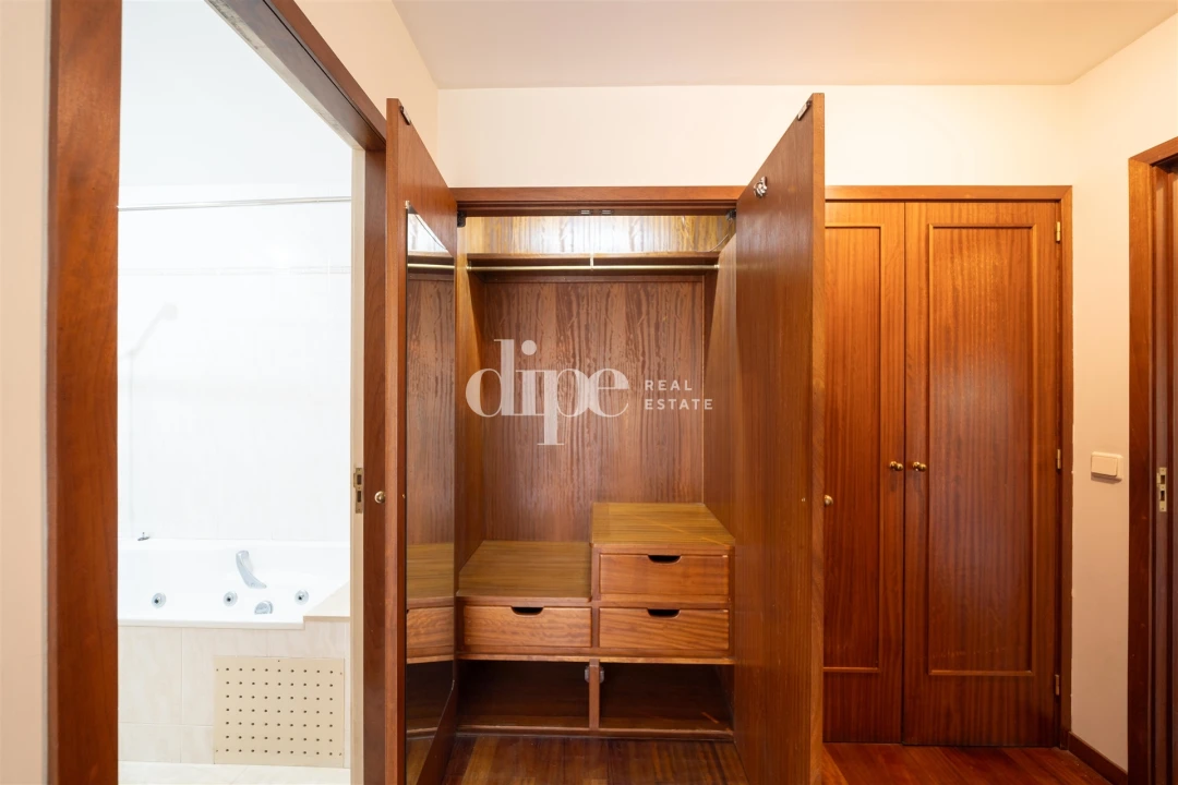 Apartamento T3 para Arrendamento em Oliveira, São Paio e São Sebastião Foto 17