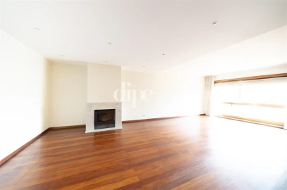 Apartamento T3 para Arrendamento em Oliveira, São Paio e São Sebastião