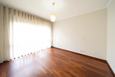 Apartamento T3 para Arrendamento em Oliveira, São Paio e São Sebastião