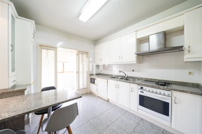 Apartamento T3 para Arrendamento em Oliveira, São Paio e São Sebastião