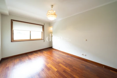 Apartamento T3 para Arrendamento em Oliveira, São Paio e São Sebastião