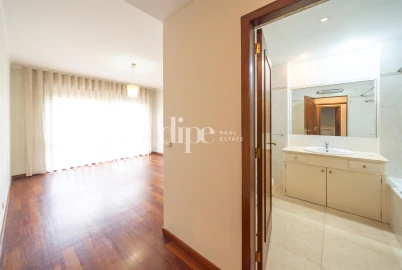 Apartamento T3 para Arrendamento em Oliveira, São Paio e São Sebastião