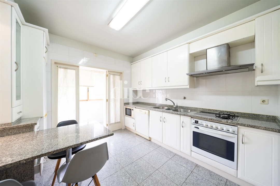 Apartamento T3 para Arrendamento em Oliveira, São Paio e São Sebastião Foto 8