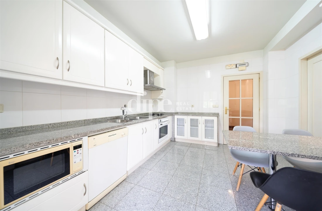 Apartamento T3 para Arrendamento em Oliveira, São Paio e São Sebastião Foto 9