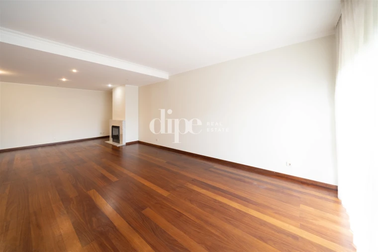 Apartamento T3 para Arrendamento em Oliveira, São Paio e São Sebastião Foto 6