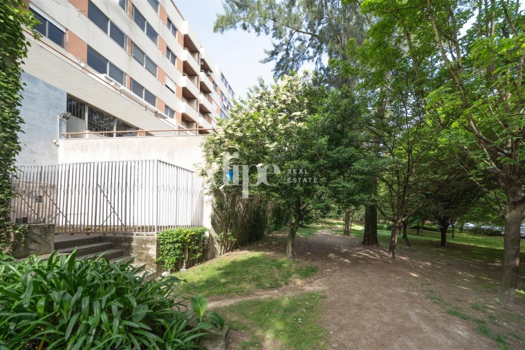 Apartamento T3 para Arrendamento em Oliveira, São Paio e São Sebastião Foto 28