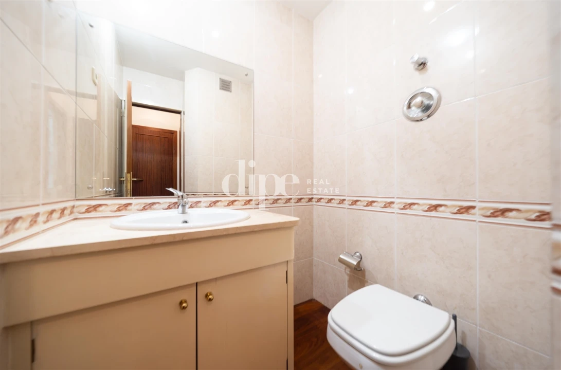 Apartamento T3 para Arrendamento em Oliveira, São Paio e São Sebastião Foto 24