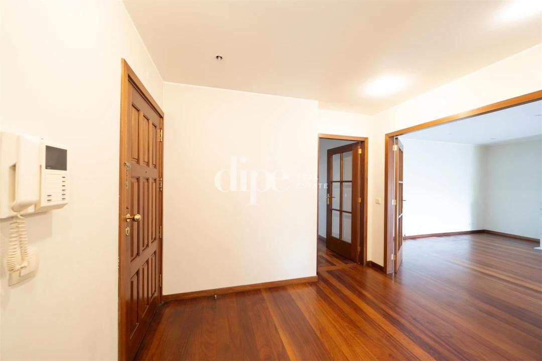 Apartamento T3 para Arrendamento em Oliveira, São Paio e São Sebastião Foto 3