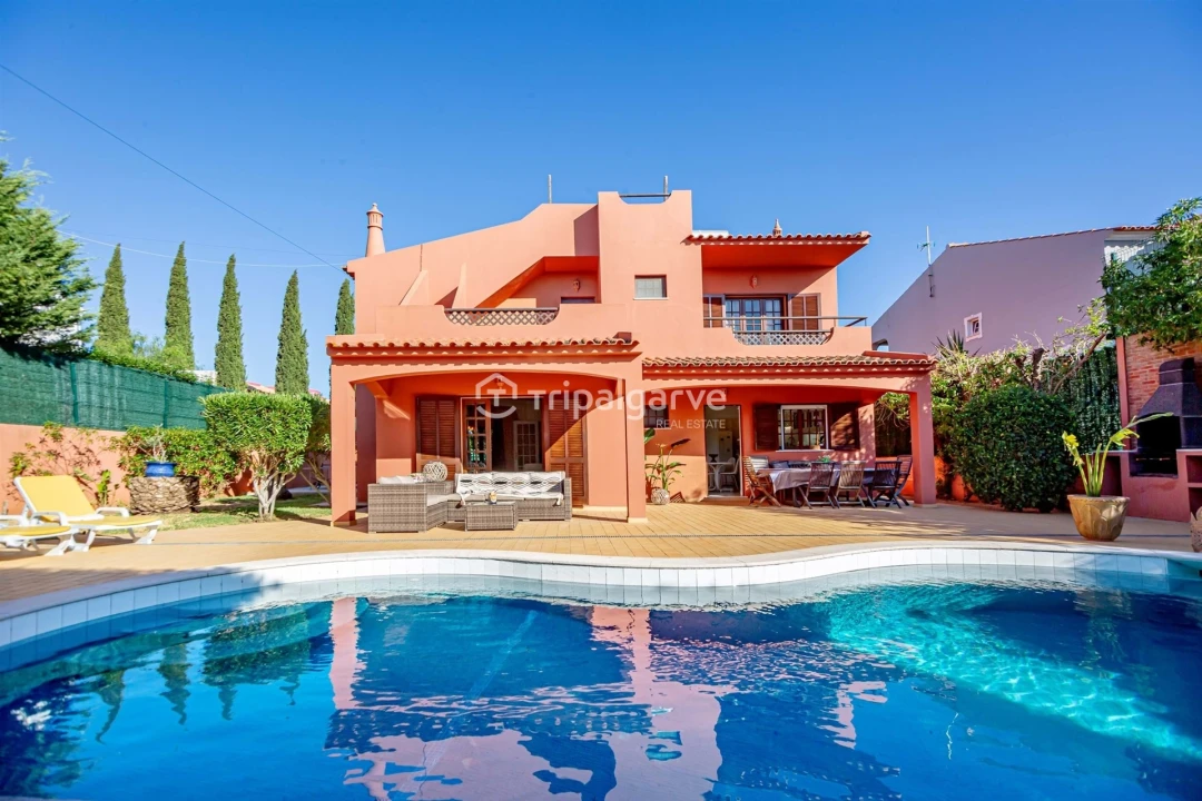 Moradia T4 para Venda em Guia Foto 1