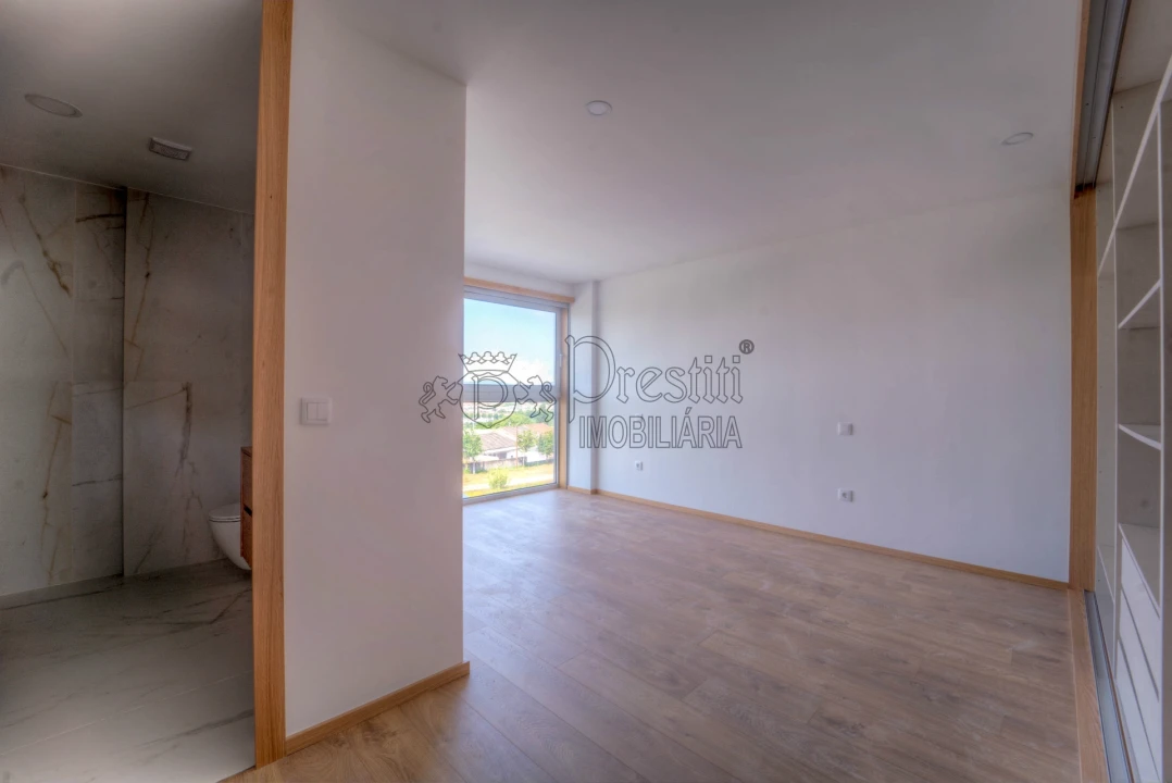 Apartamento T2 para Arrendamento em Urgezes Foto 6