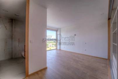 Apartamento T2 para Arrendamento em Urgezes