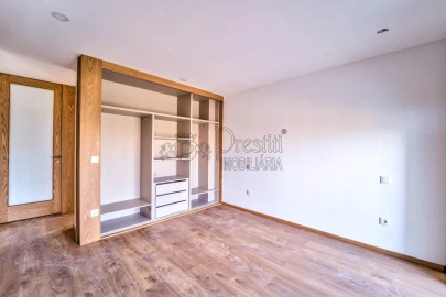 Apartamento T2 para Arrendamento em Urgezes