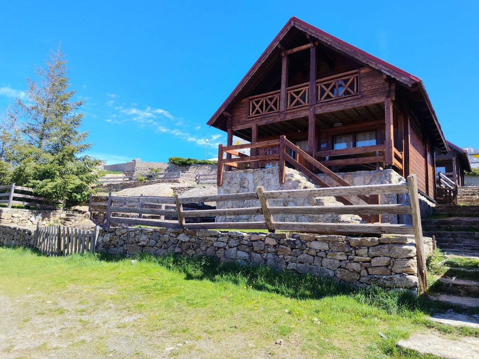 Moradia T4 para Venda em Cortes do Meio Foto 1