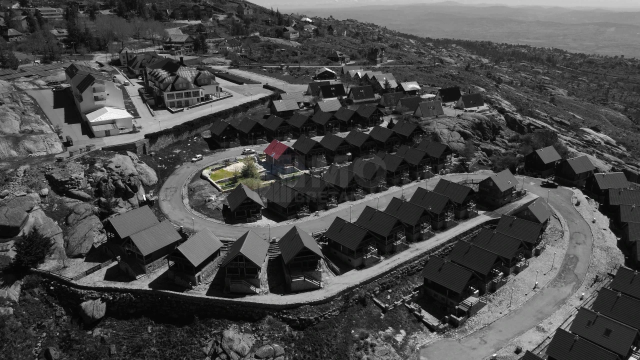 Moradia T4 para Venda em Cortes do Meio Foto 5