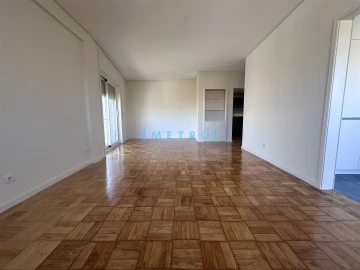 Apartamento T3 para Arrendamento em Aldoar, Foz do Douro e Nevogilde