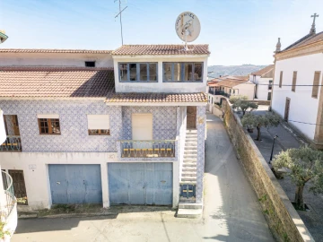 Moradia T6 para Venda em Nogueira e Ermida