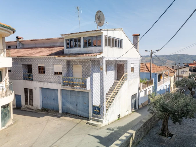 Moradia T6 para Venda em Nogueira e Ermida