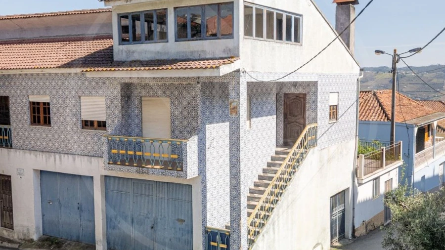 Moradia T6 para Venda em Nogueira e Ermida