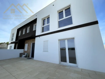Moradia T2 para Venda em Miragaia e Marteleira