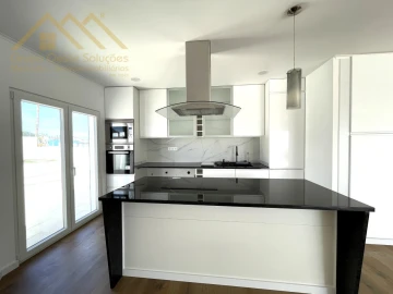 Moradia T2 para Venda em Miragaia e Marteleira