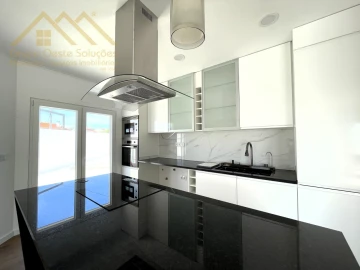 Moradia T2 para Venda em Miragaia e Marteleira