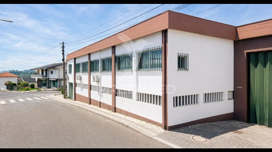Armazém para Venda em Escapães