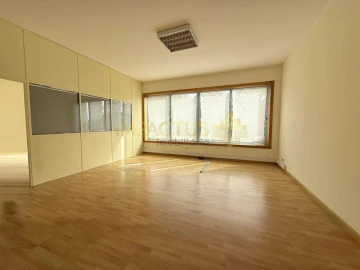 Loja para Arrendamento em Coronado (São Romão e São Mamede)