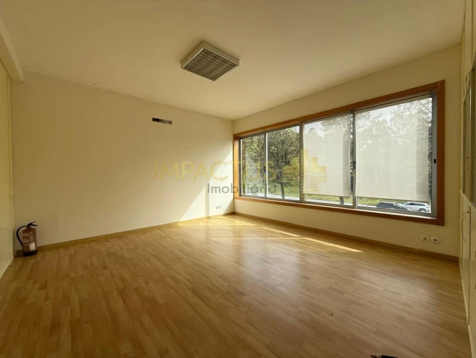 Loja para Arrendamento em Coronado (São Romão e São Mamede) Foto 3