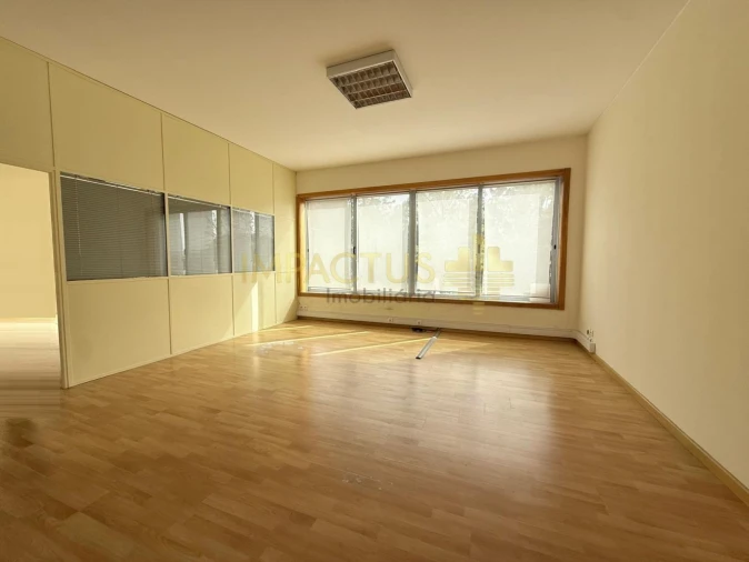 Loja para Arrendamento em Coronado (São Romão e São Mamede) Foto 5