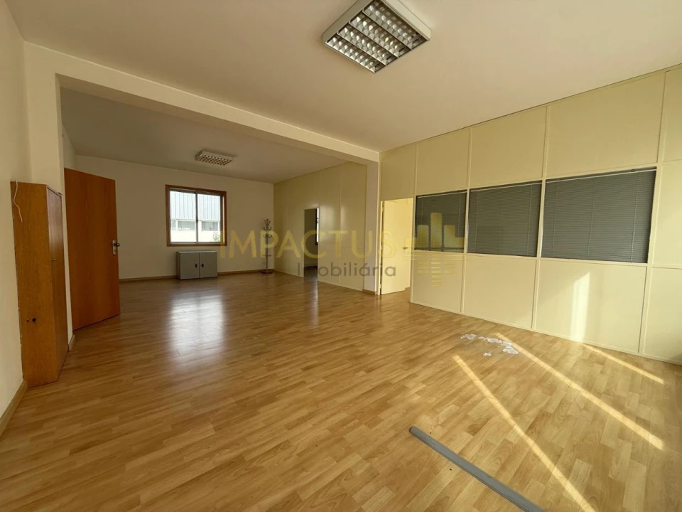 Loja para Arrendamento em Coronado (São Romão e São Mamede) Foto 2